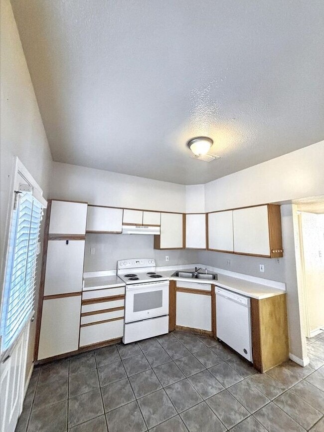 Building Photo - Spacious 3-Bedroom Home with Modern Amenit...