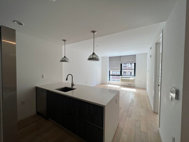 Building Photo - 160 1st St