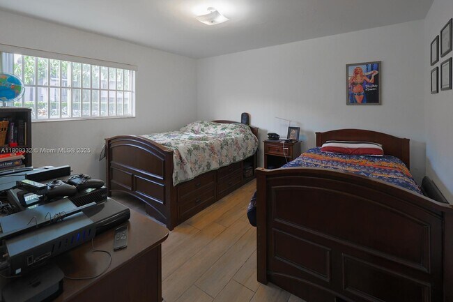 Foto del edificio - 2730 W 76th St