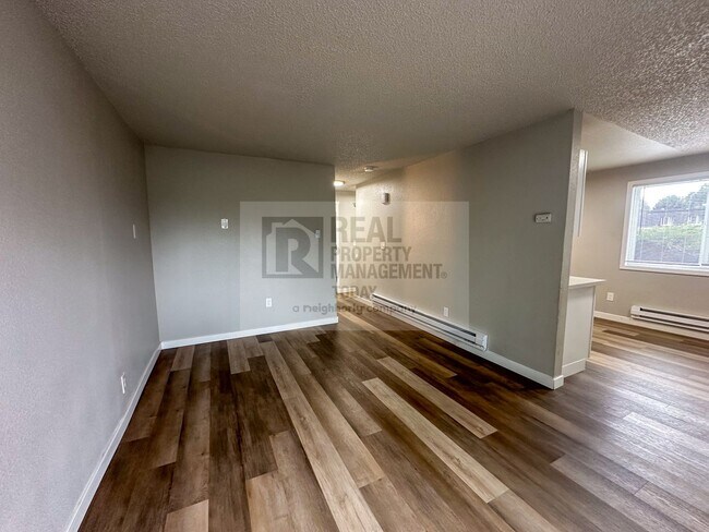 Building Photo - Updated 3 Bedroom Apartment!