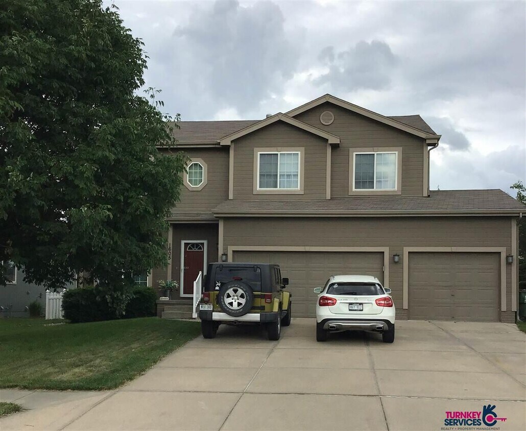 1605 Lakewood Dr, Papillion, NE 68046 House Rental in Papillion, NE