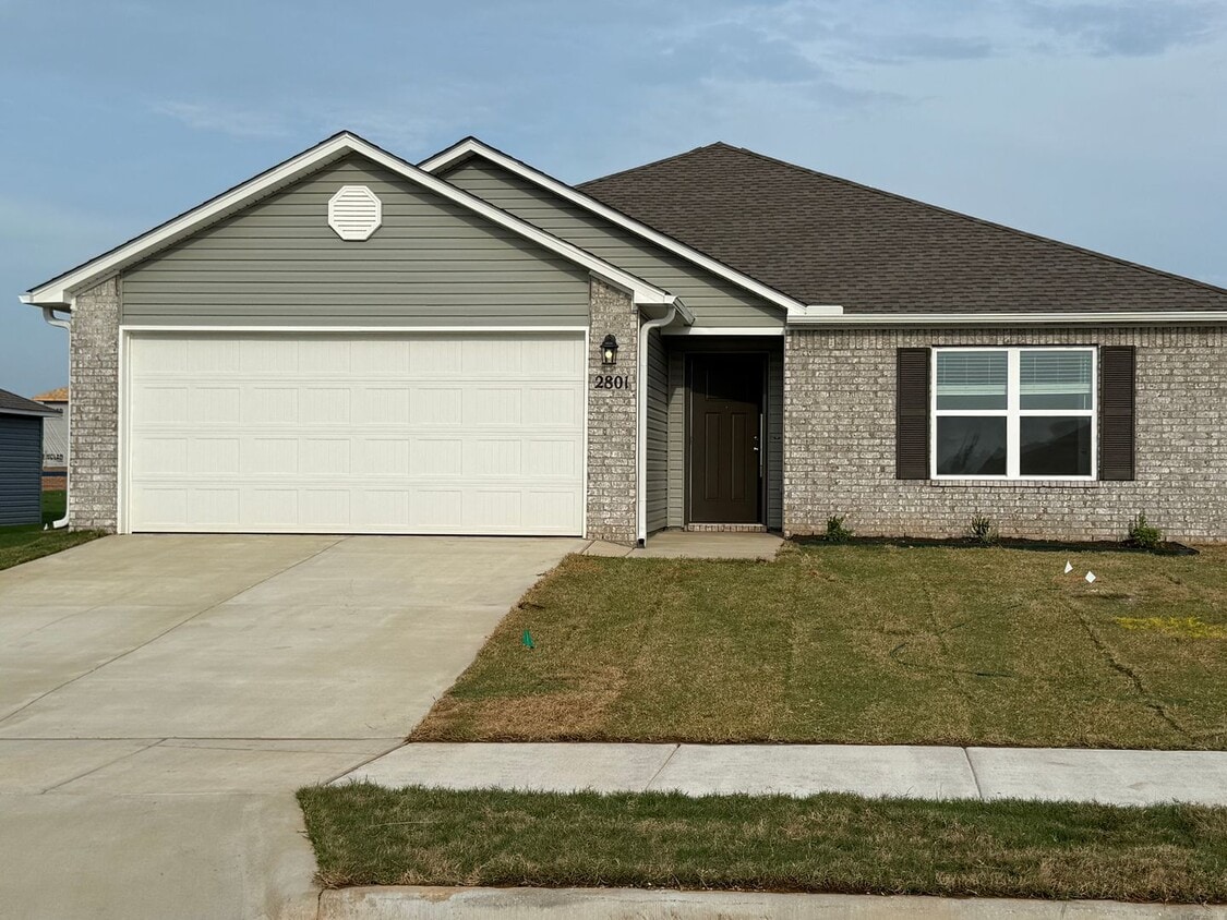 Foto principal - Charming 3-Bed, 2-Bath Home with Open Floo...