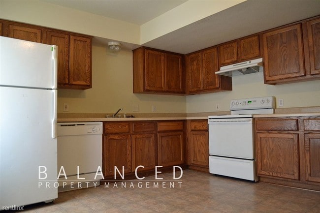Building Photo - 3 br, 1.5 bath Townhome - 1178 SW Buchanan St