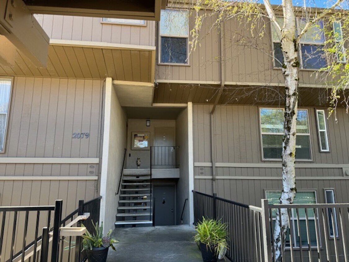 Foto principal - 2 story condo w/new laminate flooring!