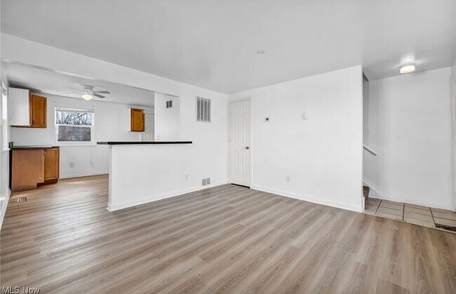 Foto del edificio - 3004-3006 Cromwell Dr