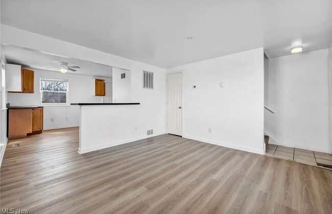Building Photo - 3004-3006 Cromwell Dr