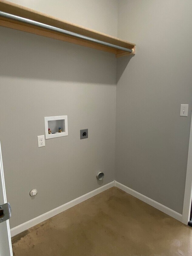 Primary Photo - Large 4 Bedroom 2 bath Townhome !