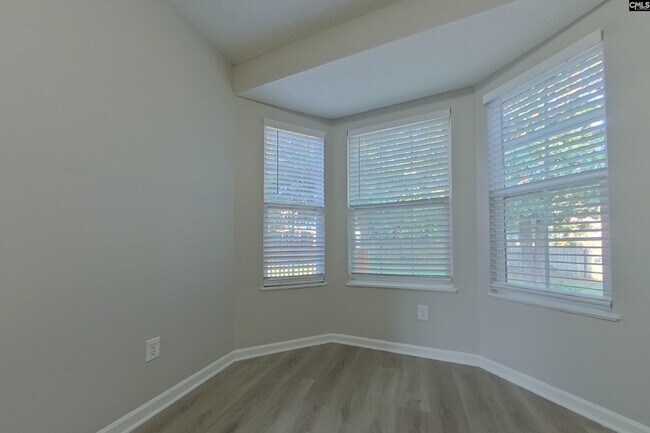 Foto del edificio - 319 Quiet Grove Ln