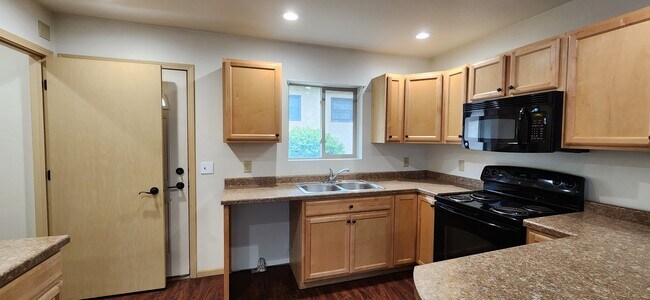 Foto del edificio - 1465 Green Bay St