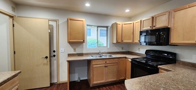 Building Photo - 1465 Green Bay St