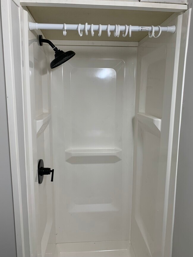 Standing shower - 324 N 16th St