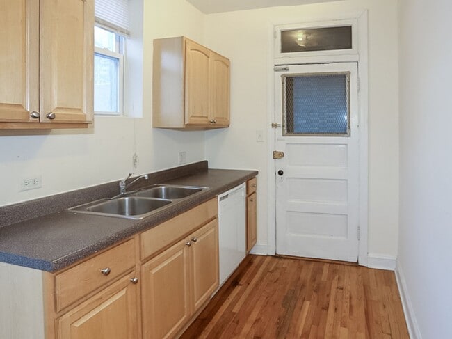 Interior Photo - 3521-29 N. Broadway