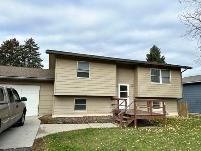 Building Photo - Spacious 6BD 2BA House