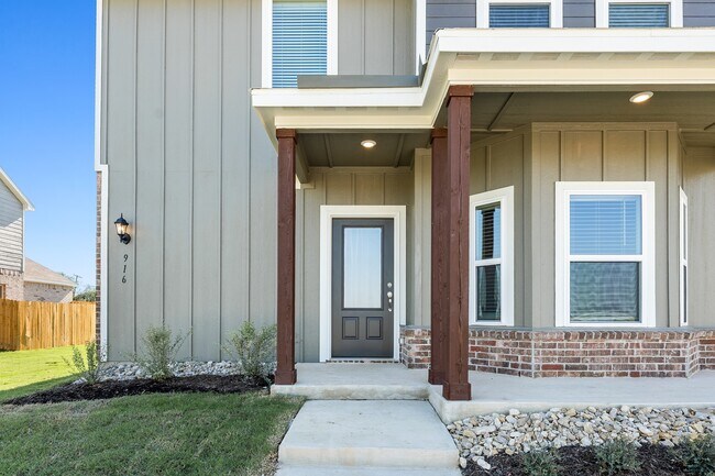 Building Photo - 1000 Camelia Grv Ct