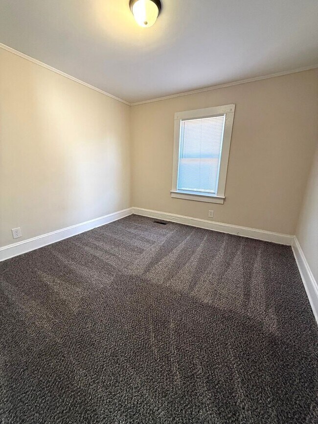 Building Photo - Duplex on Higgs St