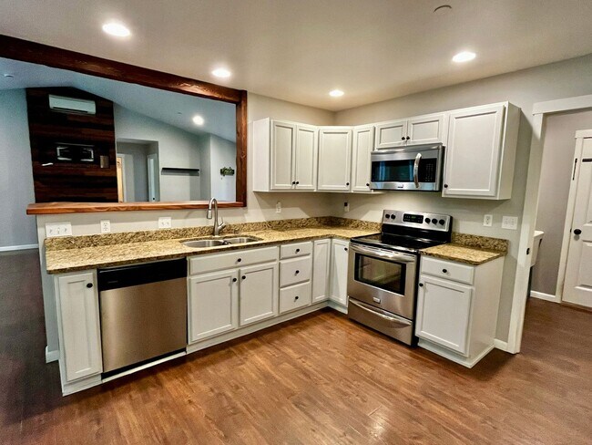 Building Photo - Spacious Home with Fenced Yard and Parking...