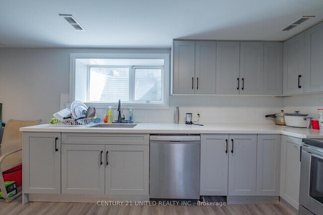 Photo du bâtiment - 2 Bed / 1 Bath in Peterborough – All Utilities & Parking Included - $1,849/month