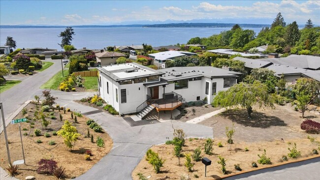 Building Photo - 4Bd/3.25Ba Shoreline House