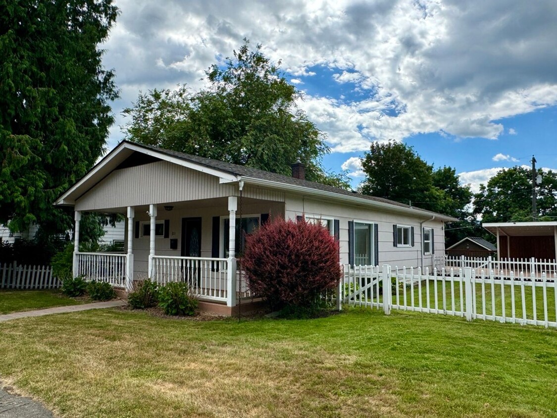 Primary Photo - Beautiful, Spacious, and Close to Downtown!