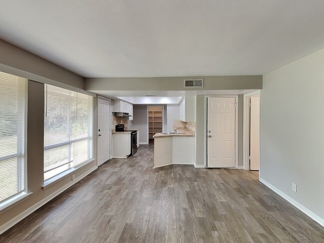 Building Photo - 1514 Regina Ct S