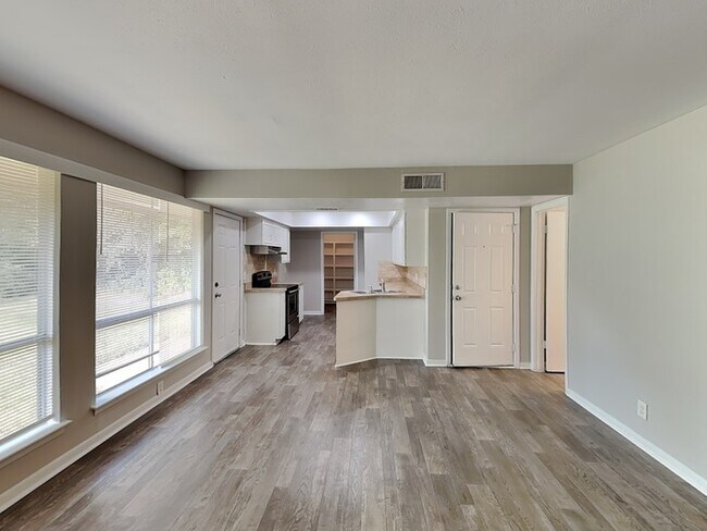 Foto del edificio - 1514 Regina Ct S