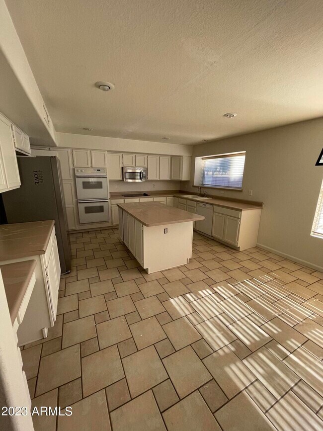 Foto del edificio - 1345 E Spur Ave