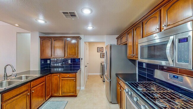 Foto del edificio - STUNNING 3 BEDROOM 3 BATH CONDO WITH ONE C...