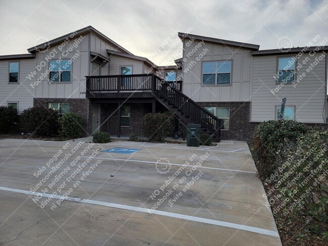 Foto del edificio - 2200 Creekside Ln