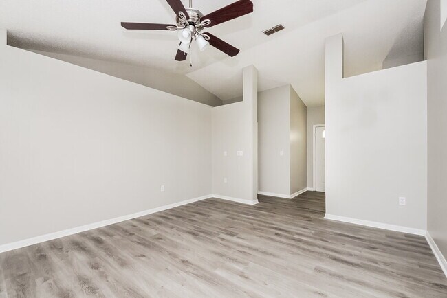 Building Photo - 613 Deauville Ct