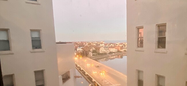 Disfrute de la vista al mar desde todas las ventanas y techos de terracota del lago Arbor en el medio - 400 Deal Lake Dr