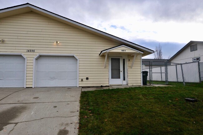 Foto del edificio - 2 bed 1 bath duplex with fenced yard