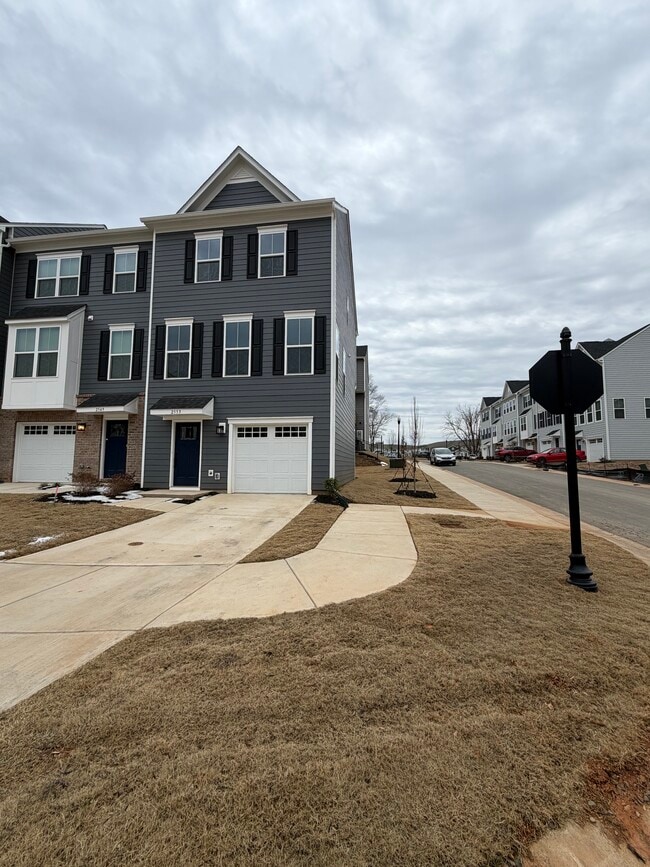 Building Photo - 2553 Ellen Ave