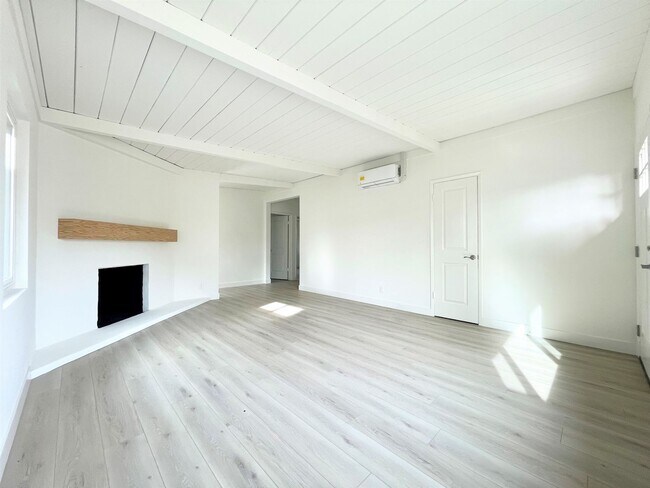 Building Photo - Completely Remodeled - 2 Blocks to the Beach!