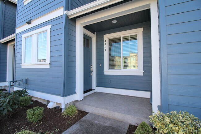Building Photo - Impeccable 3 Bed/2.5 Bath Townhome located...