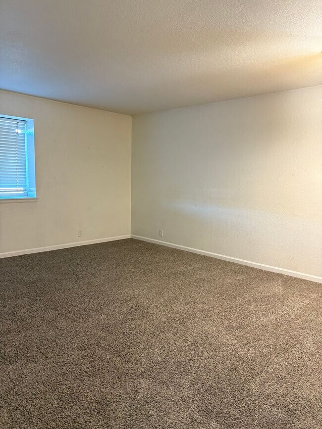 Building Photo - 2 Bedroom 1 Bath Lower Level Unit in Villa...