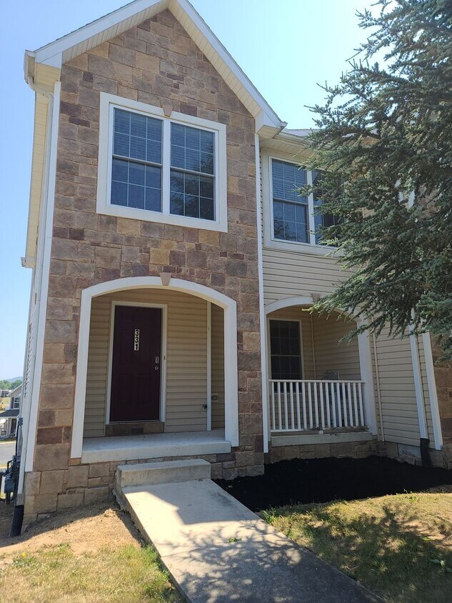 Foto principal - 3 Bedroom 2 1/2 bath end unit Townhome for...