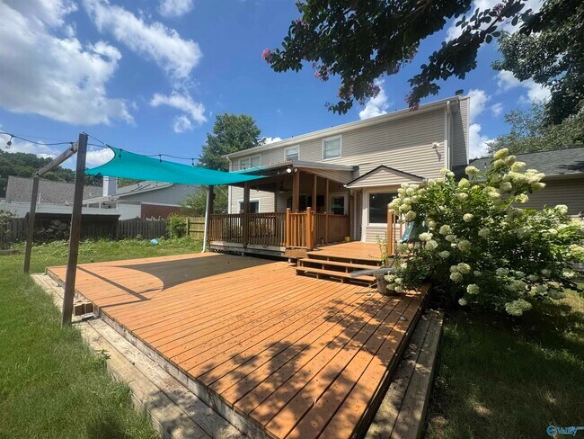 Foto del edificio - 915 Highland Dr