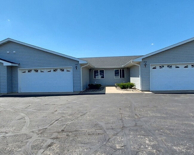 Building Photo - Nice 2 Bedroom 2 Bathroom Townhome in Some...
