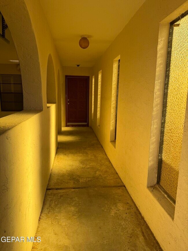 Foto del edificio - 320 Thunderbird Dr