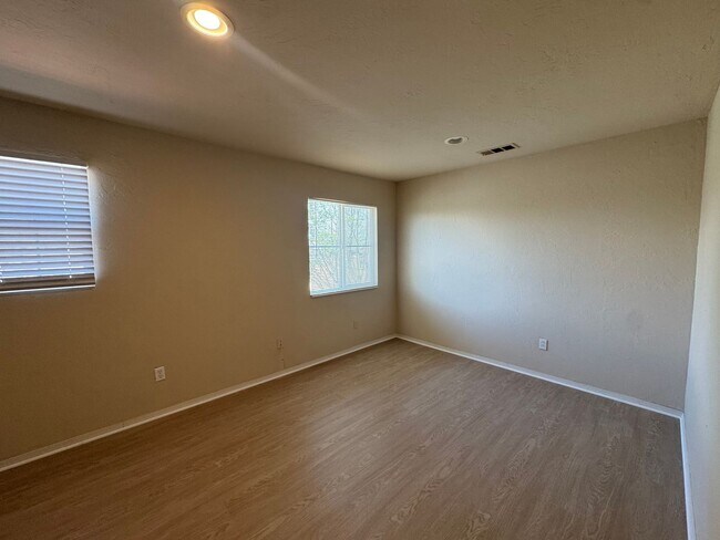 Foto del edificio - Spacious SW Bakersfield Home!