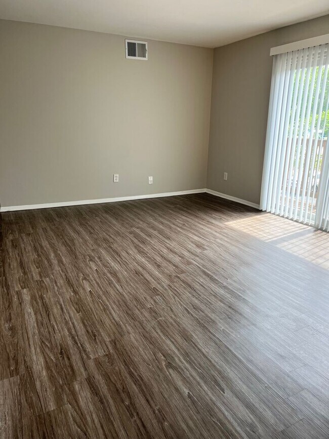 Foto del edificio - Charming Two-Bedroom Two Bathroom Apartment in Prime Chesterton Location!