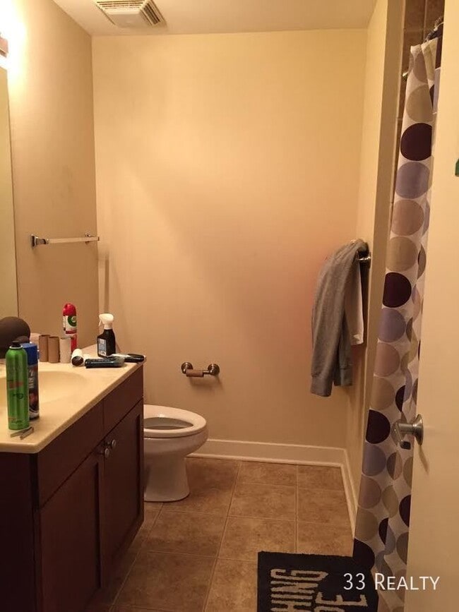 Building Photo - Updated 1Bed/1Bath, Prime South Loop locat...