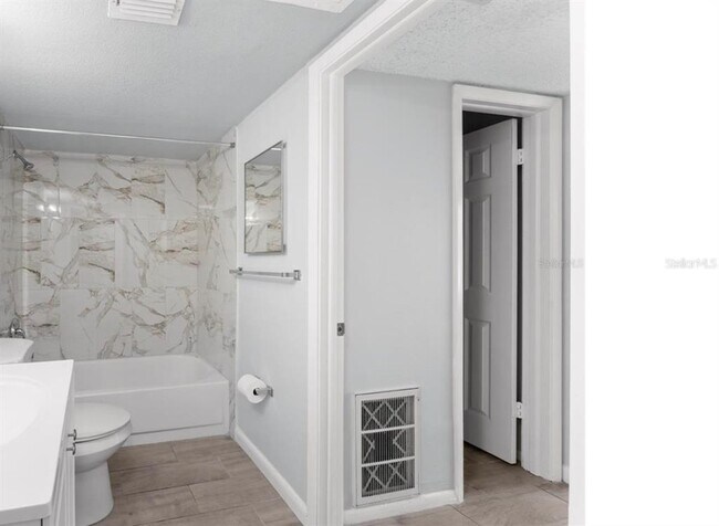 Building Photo - 1908 Lake Atriums Cir