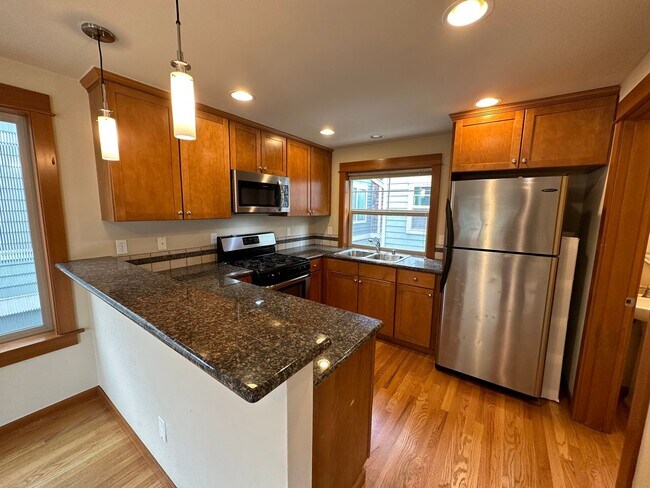 Building Photo - Ballard Townhome