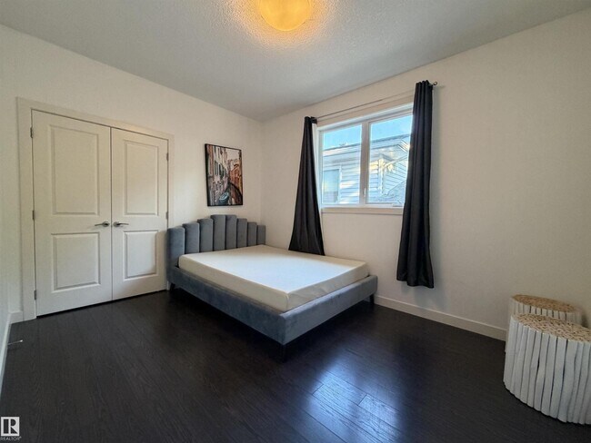 Photo du bâtiment - #main floor 9645 150 ST NW NW