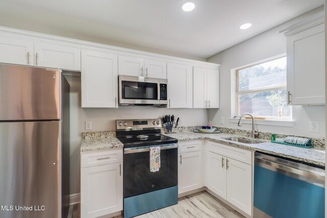 Building Photo - 229 Milray Ln