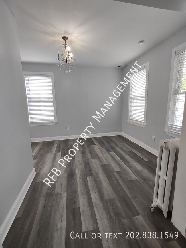 Building Photo - Charming 3-Bedroom, 2-Bathroom End-Unit Ro...