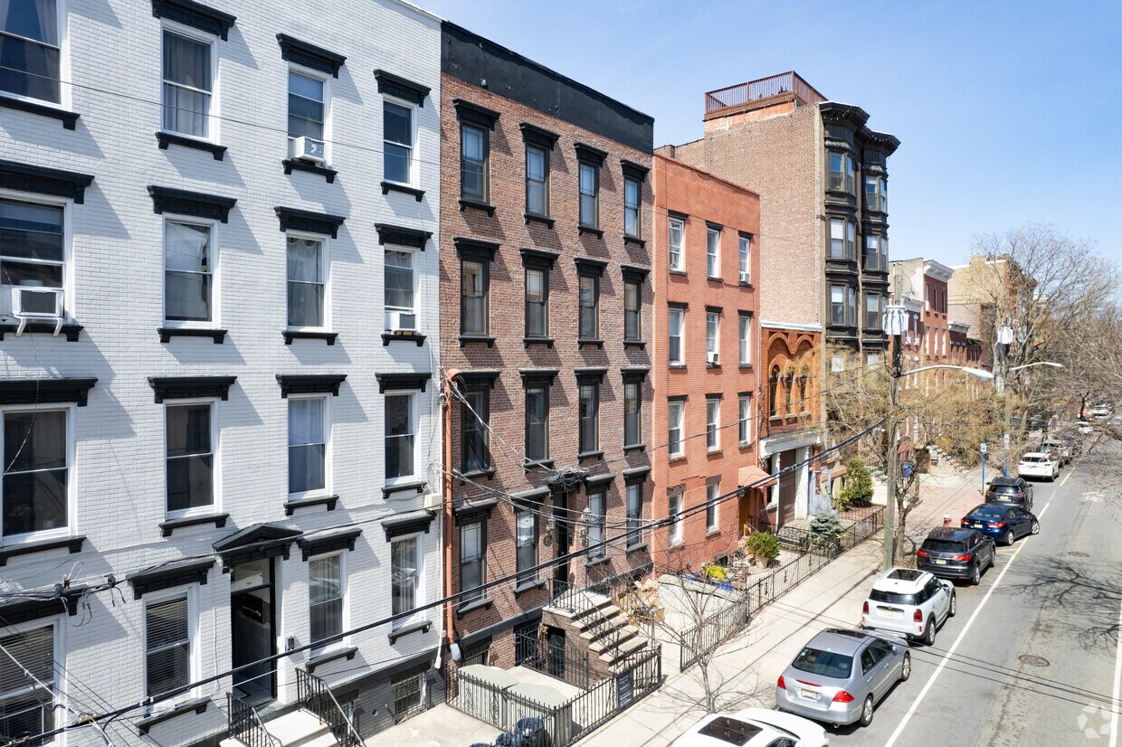 Primary Photo - 206-208 Park Ave