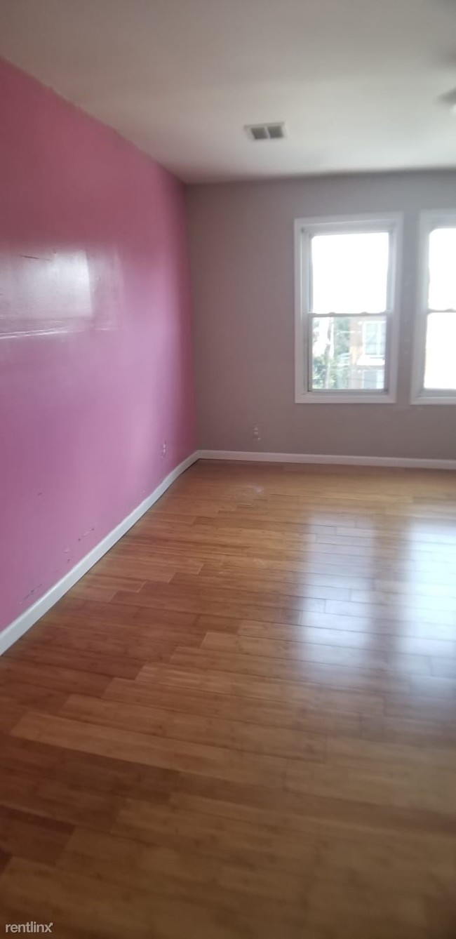 Foto del edificio - 1 br, 1 bath  - 609 20th St Apt 3