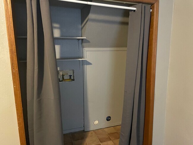 Building Photo - All new inside , 2 bed 2 bath duplex in No...